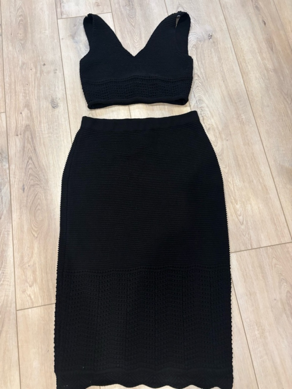House of Harlow 1960 Black Knit Midi Skirt with Ribbed Texture - Picture 3 of 7